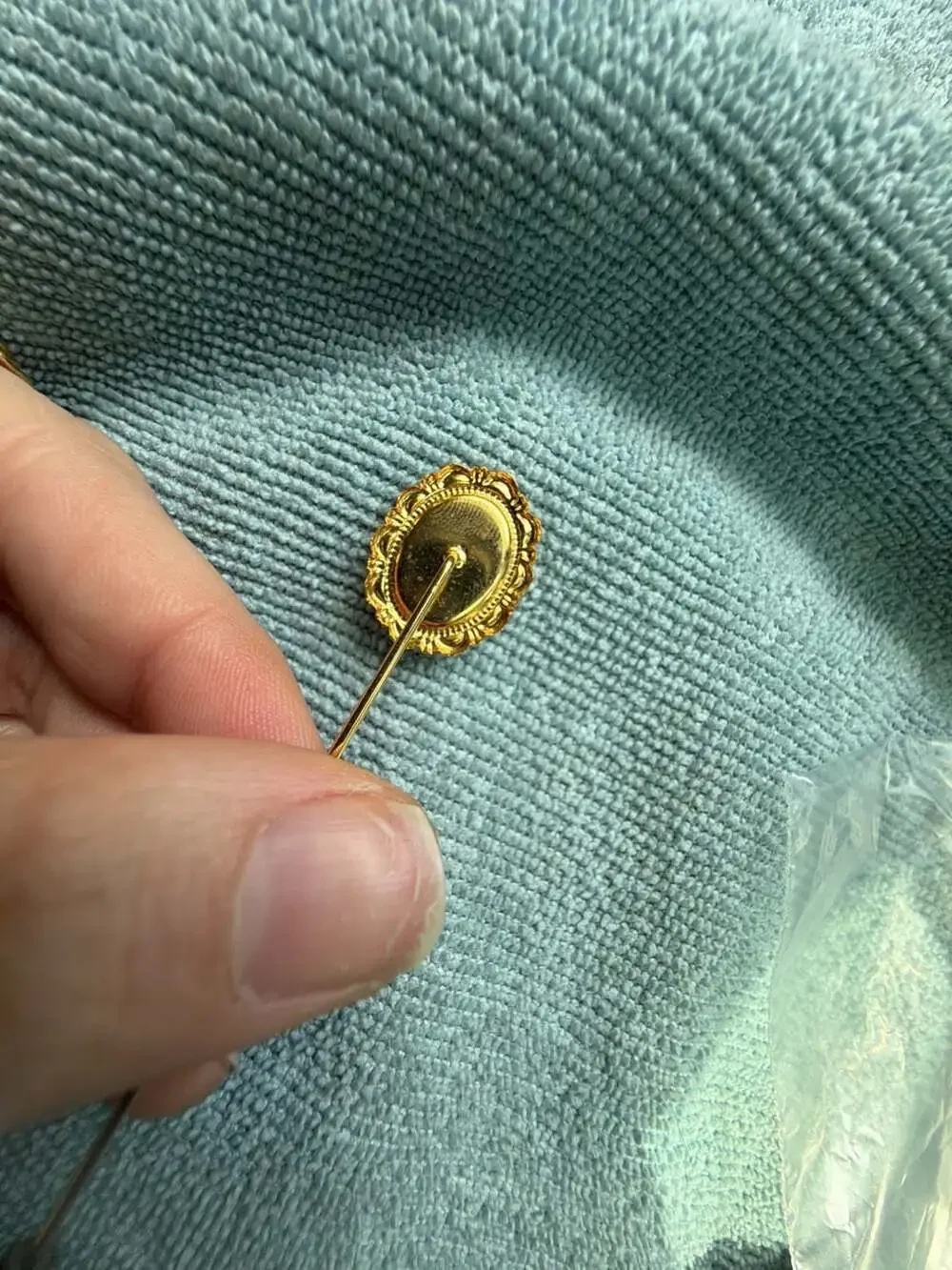 Vintage Gold Tone Oval Cameo Stick Pin Hat Pin with Coral and Cream Profile